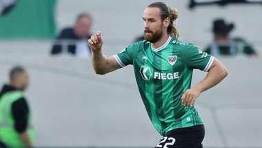 Jannis Heuer of SC Preussen Münster runs with the ball 